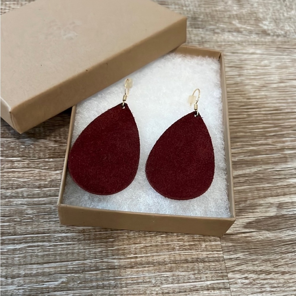 Nickel & suede leather suede sangria earrings
